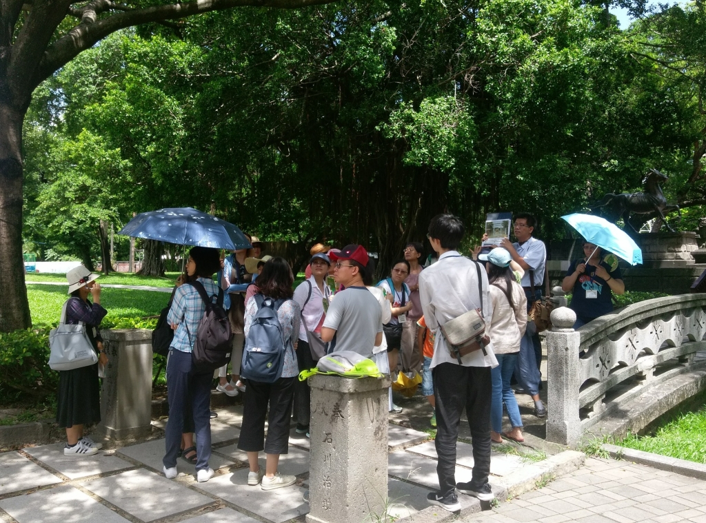 組員認真聽取導覽員講解 組員認真聽取導覽員講解