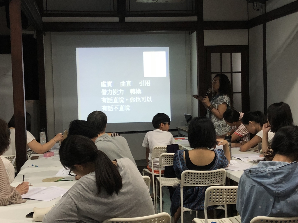 石德華老師為學員們講解寫作技巧 石德華老師為學員們講解寫作技巧