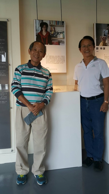 前中選舉會主委劉義周博士蒞臨展場,與江爸爸開心合影留念