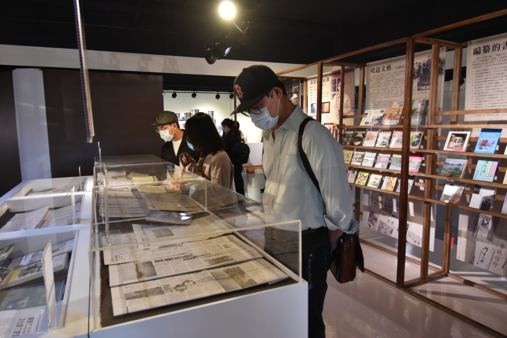 現場民眾專心的看展 現場民眾專心的看展