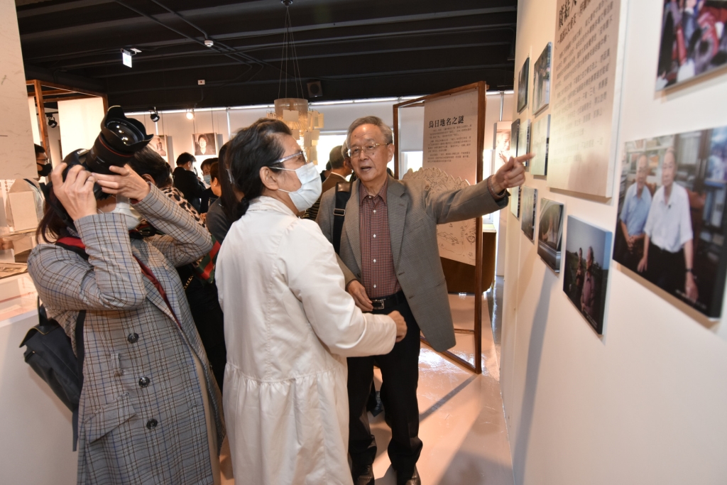 陳憲仁老師於展場親自導覽 陳憲仁老師於展場親自導覽