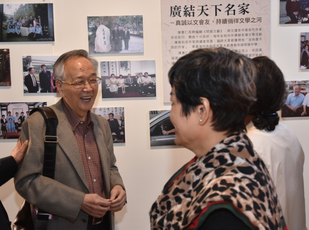 陳憲仁老師於廣結天下名家展牆前親自解說 陳憲仁老師於廣結天下名家展牆前親自解說