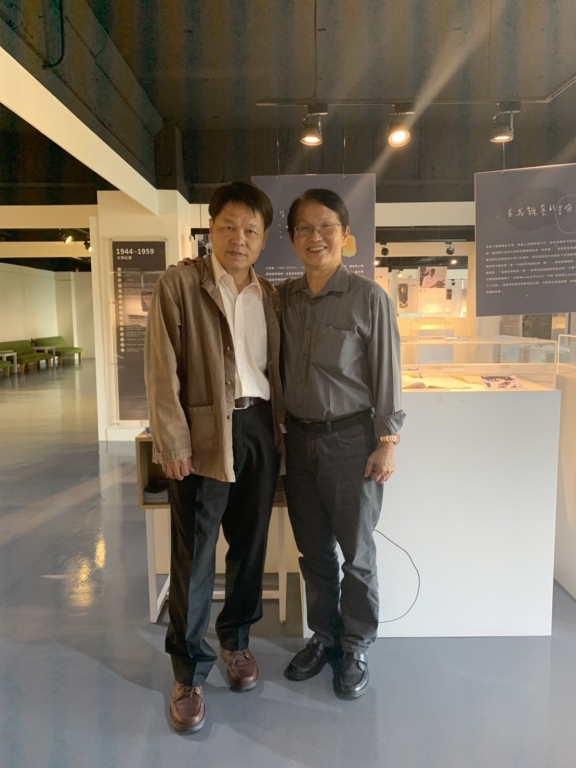 臺中市政府文化局曾能汀副局長與江爸爸一同觀展,了解凌青獨特聰慧的特質與創作。